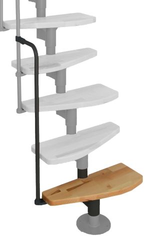Höhenerweiterung für die Treppe Monaco mit Buche-Stufen und schwarzem Metall. Gezeigt wird ein Detail der Zusatzstufe, der Geländerstäbe und des Handlaufs.
