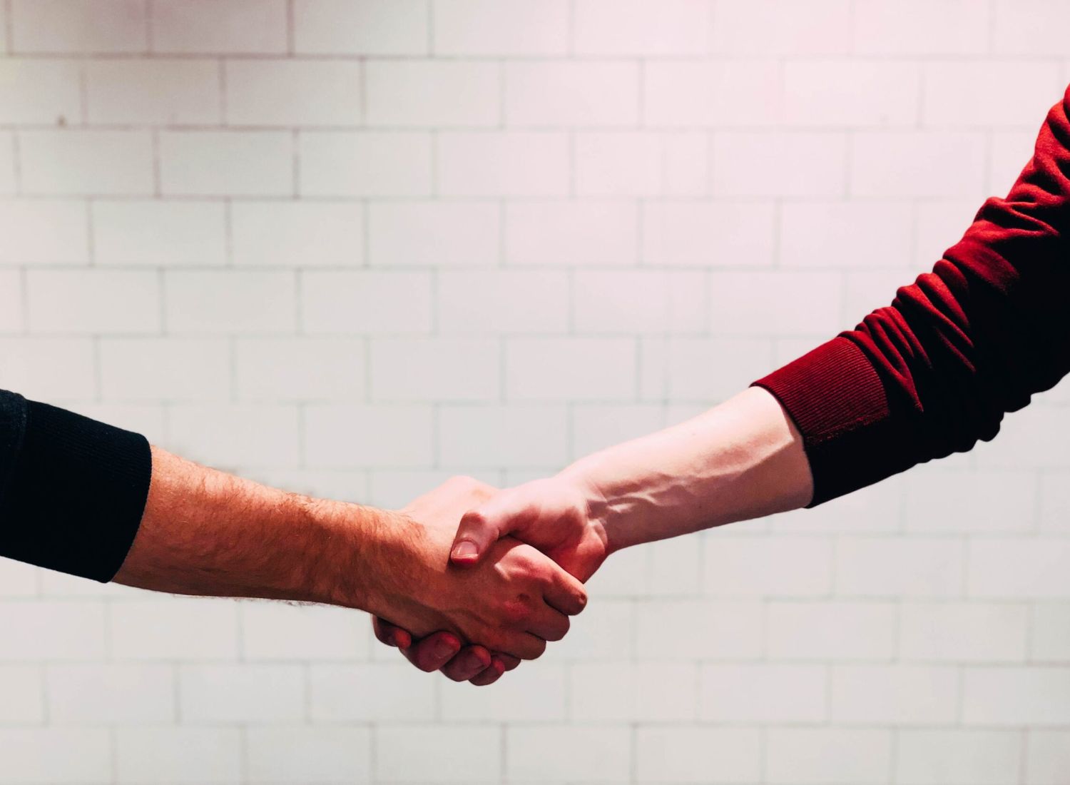 Zwei Menschen, die sich die Hand schütteln