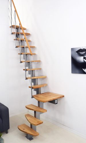 Mittelholmtreppe Quatro Turn mit 1/4 gewendelten Buchenstufen, grauem Metallgeländer mit Untergurten und Holzhandlauf.
