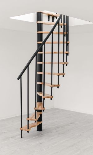Die Spindeltreppe Suono Smart besticht durch ihr platzsparendes Design mit schwarzem Mittelrohr, schwarzen Geländerstäben und hellen Holzstufen – ideal für minimalistische Wohnräume.