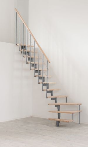 Mittelholmtreppe Style Turn mit Buche-Stufen und grauem Metallgeländer mit Untergurten und PVC-Handlauf. Der untere Teil weist eine Wendung auf, um eine platzsparende Lösung zu bieten.