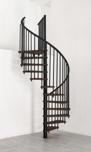 Spindeltreppe Spiral Wood mit dunklen Stufen in Walnussoptik und schwarzem Stahlgeländer mit Aluminium-Handlauf, aufgebaut in einem Raum mit grauem Boden und weißen Wänden.