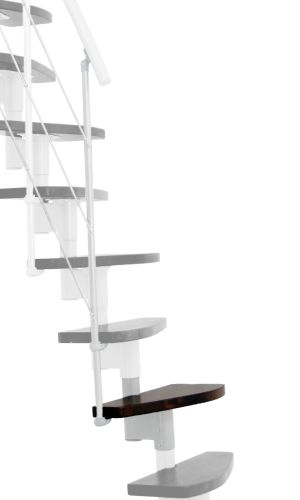 Höhenerweiterung für die Treppe Nizza mit Walnuss -Stufen und weißem Metall. Gezeigt wird ein Detail der Zusatzstufe, der Geländerstäbe und des Handlaufs.