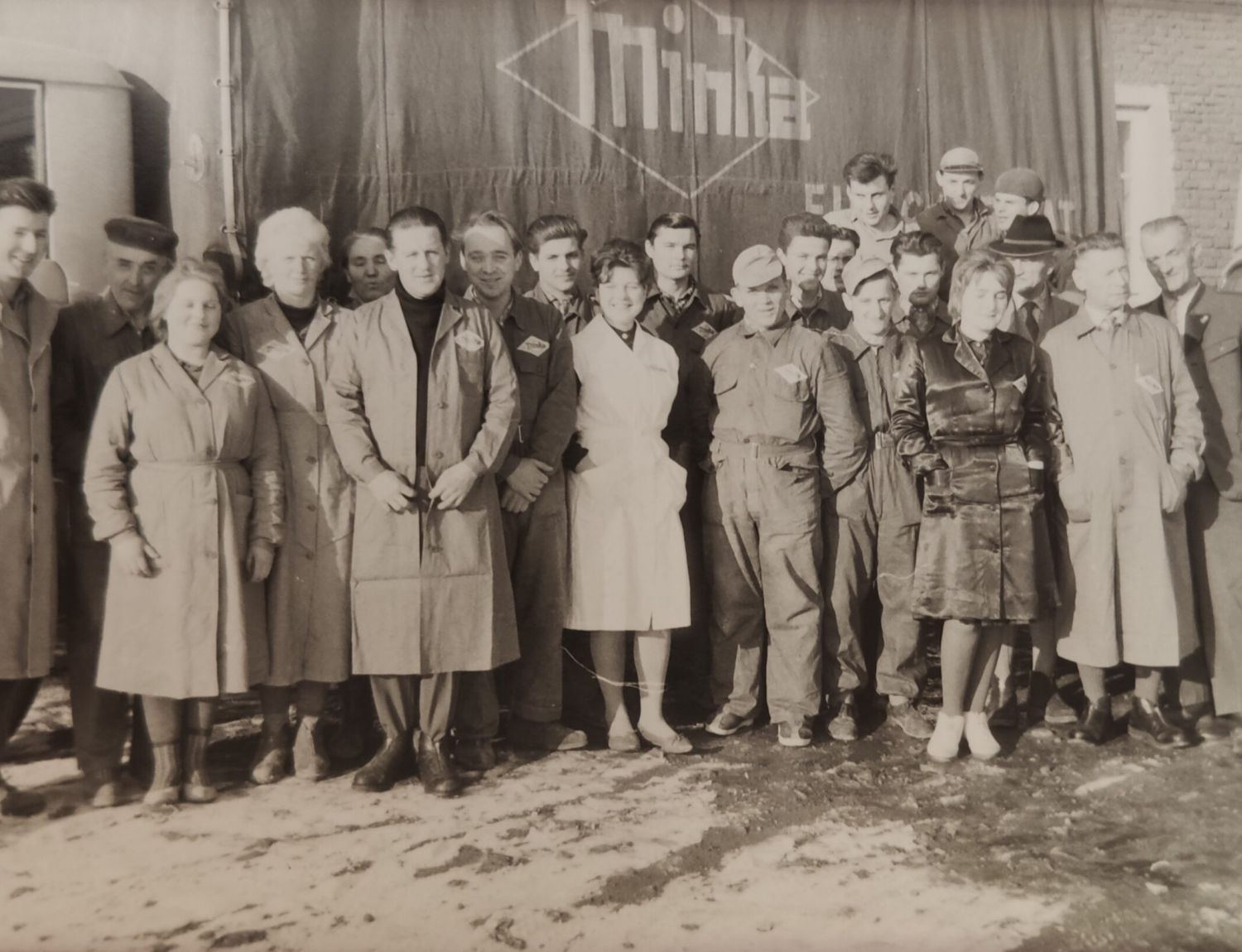 Schwarz-weiß Foto des Minka Teams 1960