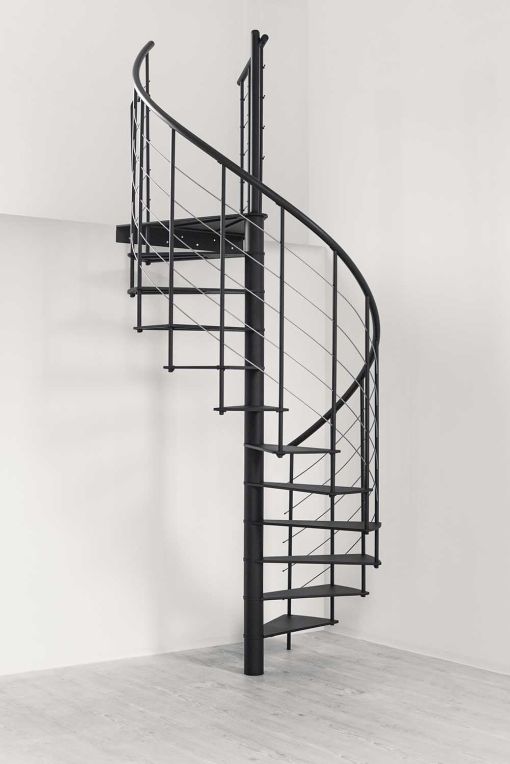Metallspindeltreppe Milano in Schwarz in einem hellen Raum mit weißen Wänden und grauem Holzboden