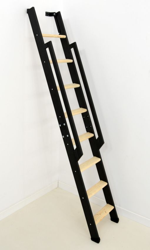 Raumspartreppe Strong mit 8 Stufen aus Fichte und markant gestalteten, schwarzen Treppenwangen. Die seitlichen Wangen bilden eine durchgehende Konstruktion mit integrierten Handläufen.