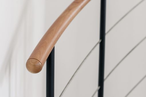 Nahaufnahme des Holz-Handlaufs der Spindeltreppe Venezia