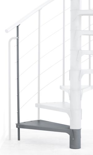 Höhenerweiterung für die Treppe Spino Smart aus grauem Metall. Gezeigt wird ein Detail der Zusatzstufe, des Geländerstabs und des Handlaufs.